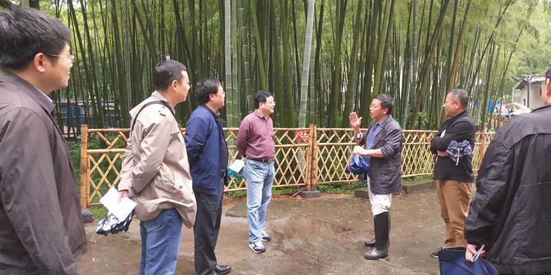 图为冷志明副校长一行人在现场考核2 .jpg